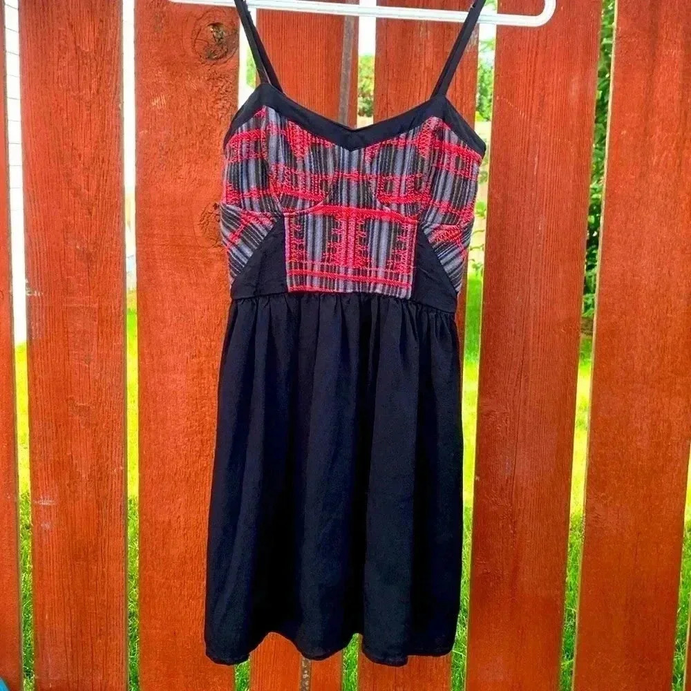 TopShop embroidered tunic, fully lined, 12” side zipper, light, airy summer top
